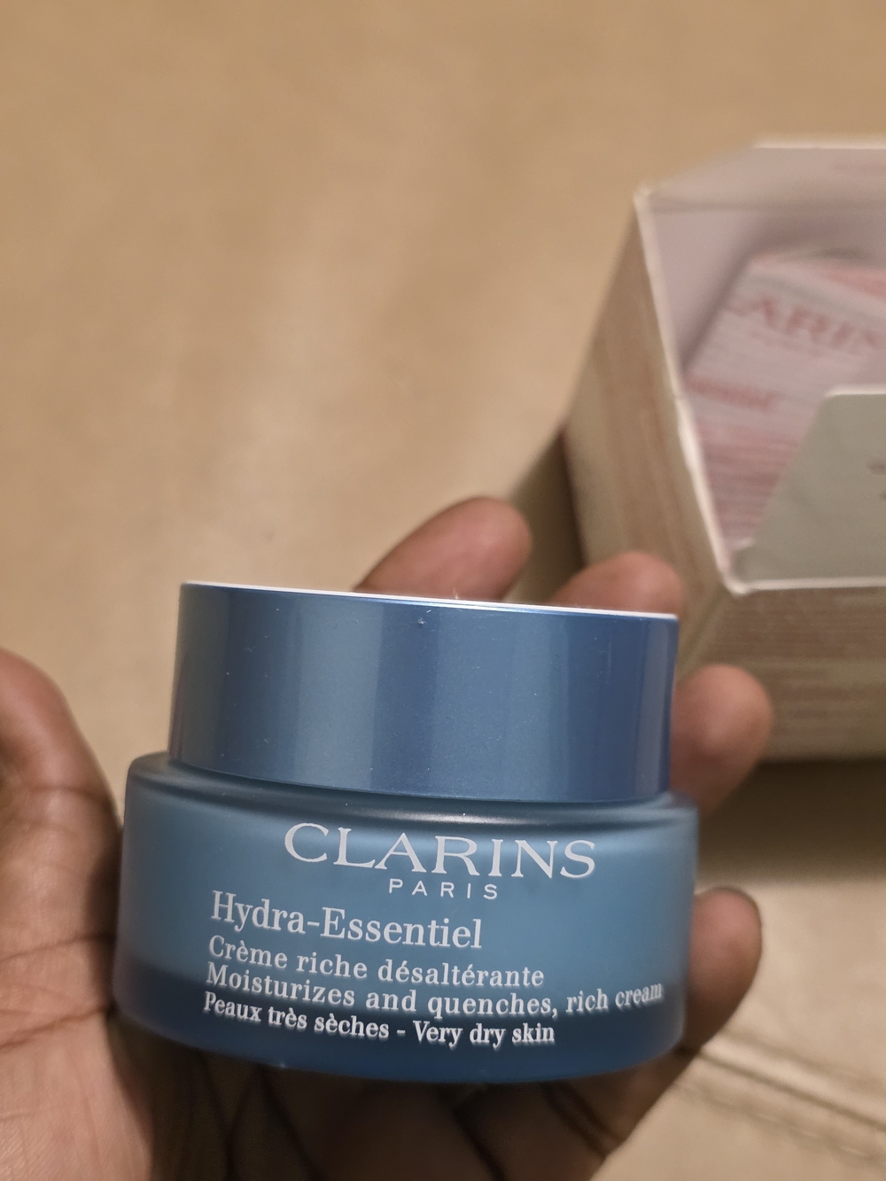 Clarins Hydra-Essentiel Moisturizing Rich Cream - White/Red - Picture 4 of 5